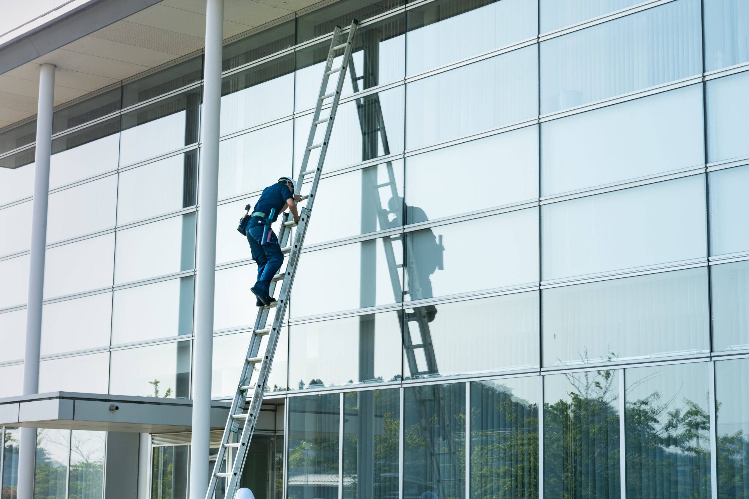 Welche Vorschriften müssen Gebäudereiniger bei der Arbeit auf Leitern beachten?