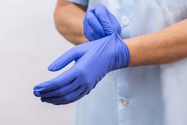 Welche Anforderungen müssen Einmalhandschuhe für medizinisches und pflegerisches Personal erfüllen?